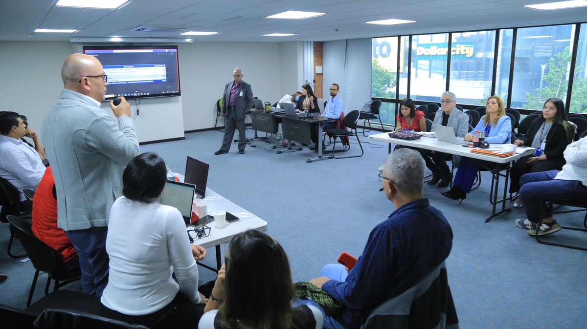 Dirección de la <a href="/UNPColombia/">Unidad Nacional de Protección, UNP.</a> decidida a cumplir con la formalización del empleo. Importante paso se dio hoy. Planta de personal pasará de 2.044 a 8.914 empleos

Con la presencia del director de la UNP, Augusto Rodríguez, y de común acuerdo con los representantes...