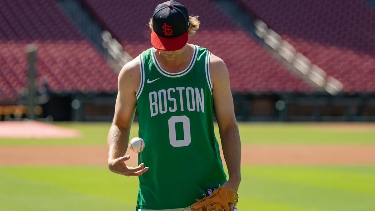 Cardinals's tweet photo. The Lou is behind you, @jaytatum0! 🍀

#ForTheLou https://t.co/2t0X3KKTZi
