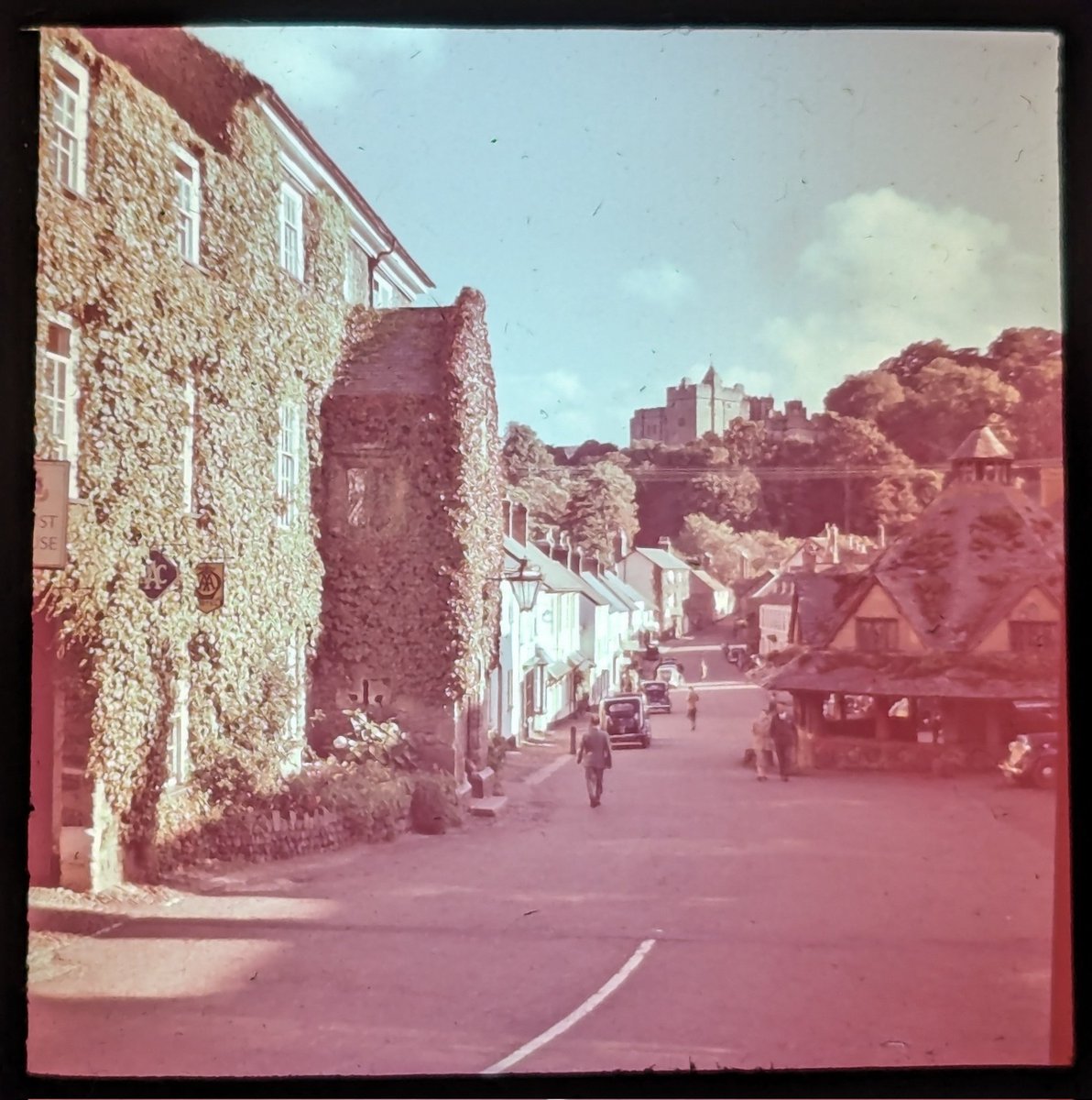 PhotosOfThePast's tweet photo. Can anyone here get a good approximation of date for this image, perhaps from the cars? It's an early original colour transparency/slide mounted like a lantern slide, but I'm wondering how early? https://t.co/Kl2HBlm11s