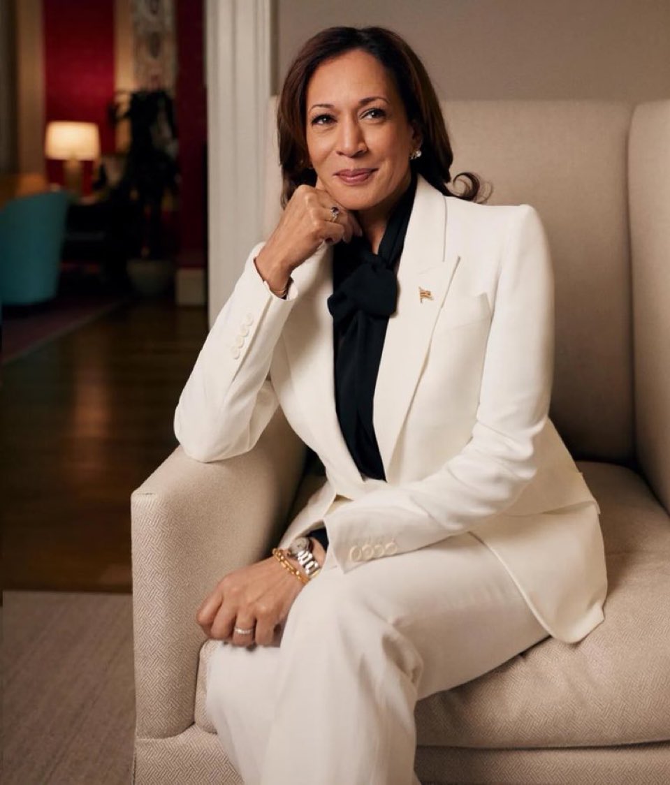 flywithkamala's tweet photo. The first Black, Asian, and Woman Vice President of the United States is gorgeous on the inside and out! 😍✊🏾 https://t.co/jQO6coKSLu