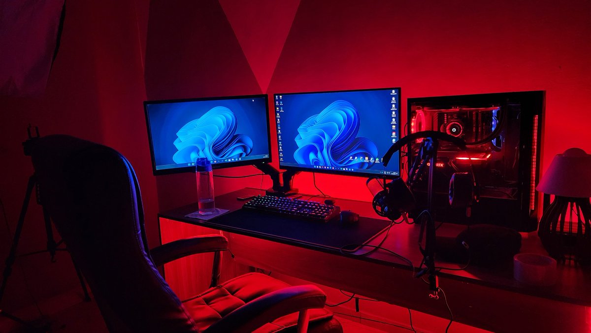 ryanavs22's tweet image. Não tinha o desejo de usar uma distribuição Linux. Instalei o Zorin OS, mas ficava no dualboot e esquecido. 

Fui testar o BigLinux e pensei em nunca mais voltar para o Windows. 

Pena que não tem Photoshop, os similares do Linux são um cocô! Ou seja, continuar no Windows mesmo.