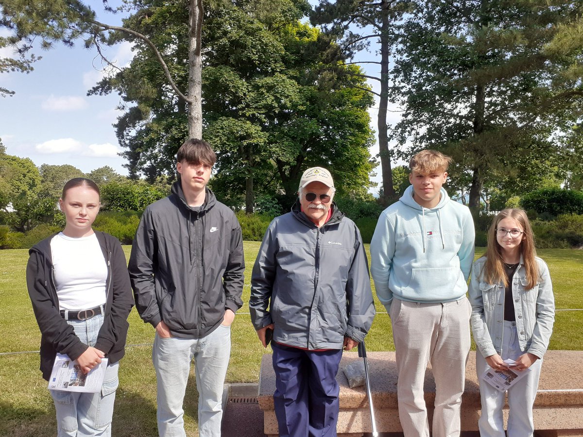 Visite guidée du cimetière américain de Colleville-sur-Mer avec nos partenaires allemands. Des témoignages passionnants des libérateurs. Des interviews enrichissantes sur le devoir de mémoire. #devoirdemémoire <a href="/ClgLeFerronay/">Collège Le Ferronay</a> <a href="/Drareicnormande/">DRAREIC Normandie</a> <a href="/VilleCherbourg/">Ville de Cherbourg-en-Cotentin</a> <a href="/ofaj_dfjw/">🇫🇷 OFAJ_DFJW 🇩🇪</a>
