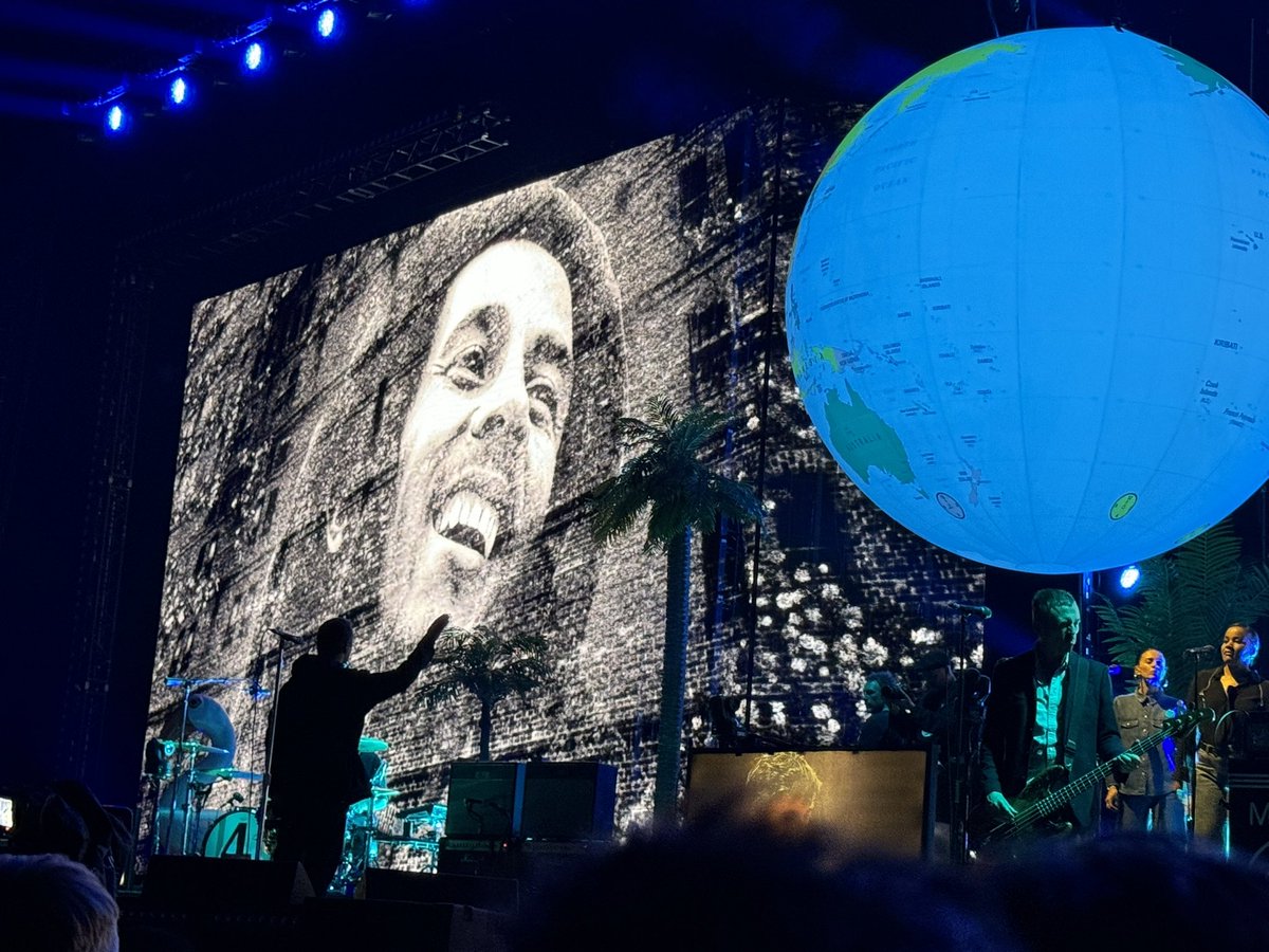 SpringfordSays's tweet photo. @liamgallagher showing Bob Marley how many fish are in the ocean. https://t.co/8OutD6G7ju