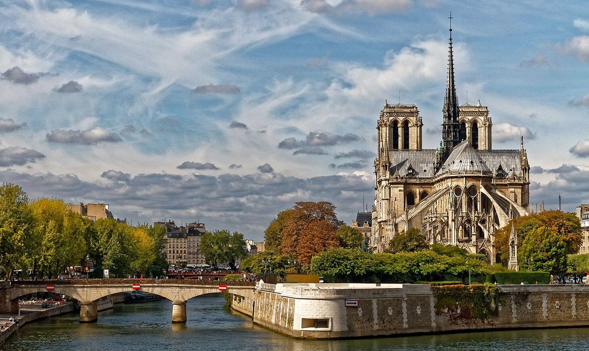 DesGuerreiroJr's tweet photo. A Catedral de Notre-Dame de Paris ou Cathédrale Notre-Dame de Paris ou Catedral de Nossa Senhora de Paris é uma das mais antigas catedrais francesas em estilo gótico. Iniciada sua construção em 1163 é dedicada à Virgem Maria e situa-se na Île de la Cité rodeada pelo Rio Sena. https://t.co/ybrTWiO6hY