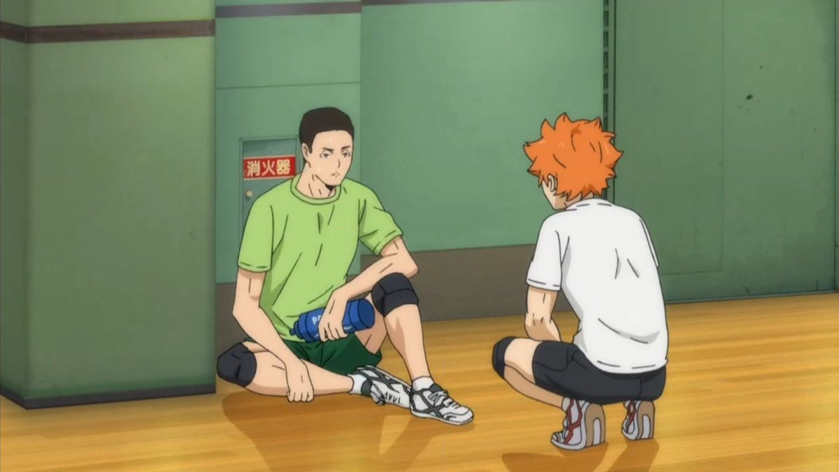 히나타는 야치, 나츠한테만 시선 맞춰주는게 아니라 쪼그려 앉아있다 해도 자기보다 거대한 190대 남성들한테까지 시선 꼭꼭 맞춰주는거 왜이리 사랑스럽지
대부분 가오 잡는다고 위에서 내려다 보는데 히나타는 그런 거 없어서 너무....