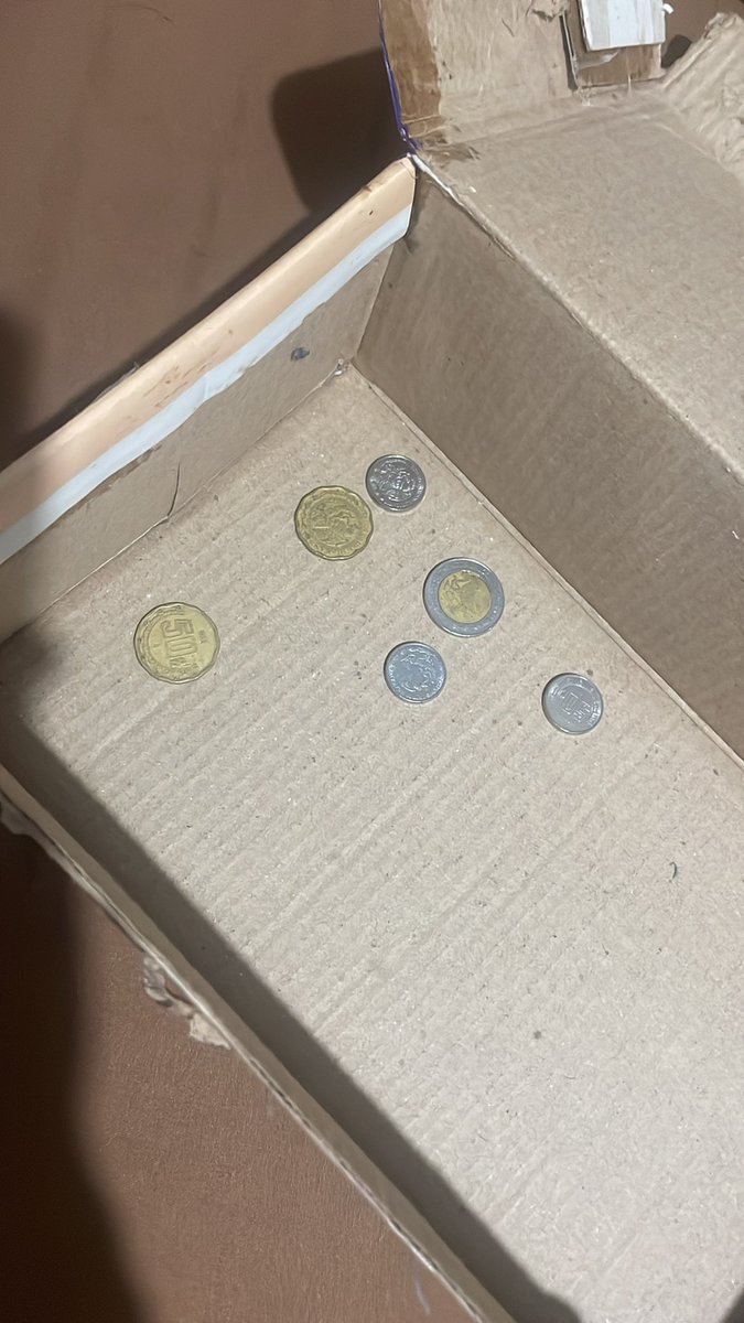 Jinlilyes's tweet photo. Oigan les cuento q cuando seokjin se fue al servicio militar quise AHORRAR  pero NO ME JALO NO SIRVO PARA ESTO SOLO AHORRE  4 PINCHES PESOS https://t.co/Bj9ZfIpKio
