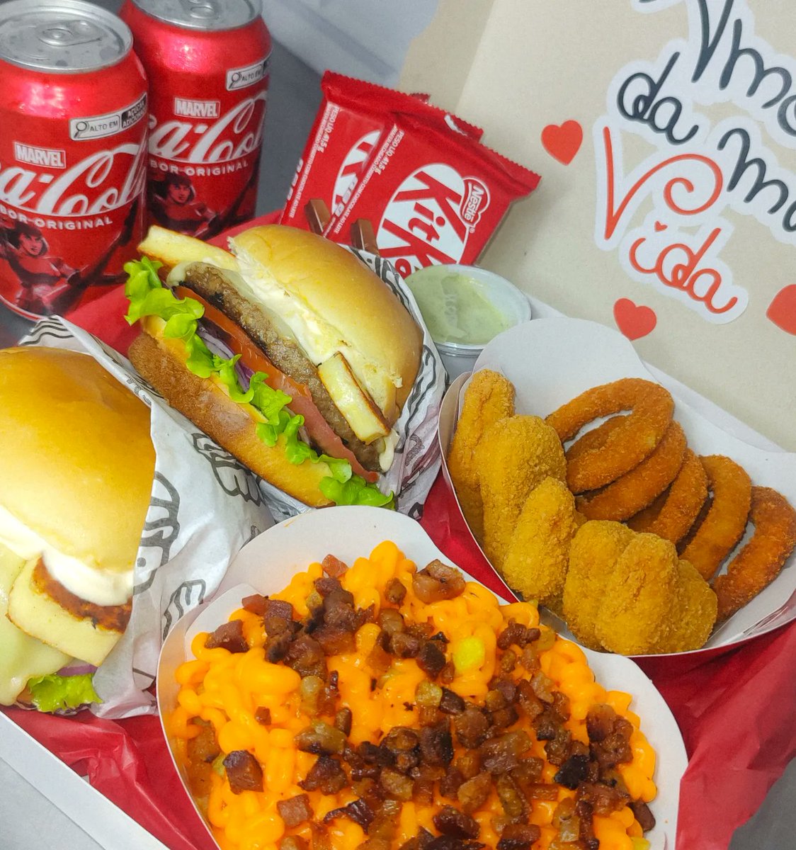 brinoca2's tweet photo. Combo Mozão 👩‍❤️‍👨♥️, já manda pra ele (a) 

🍔 2 clássico veiga 
🍟1 porção de batata com cheddar bacon 
🍗 5 nuggts 
♥️ 2 molho verde 
🧅 5 anel cebola 
🥃 2 coca cola lata
🍫 2 kit kats 

♥️♥️♥️♥️♥️ por apenas R$ 79,99 ♥️♥️♥️♥️♥️♥️

cardápio 👇
https://t.co/6ofSXK8Jdy https://t.co/fl5sl7K33T