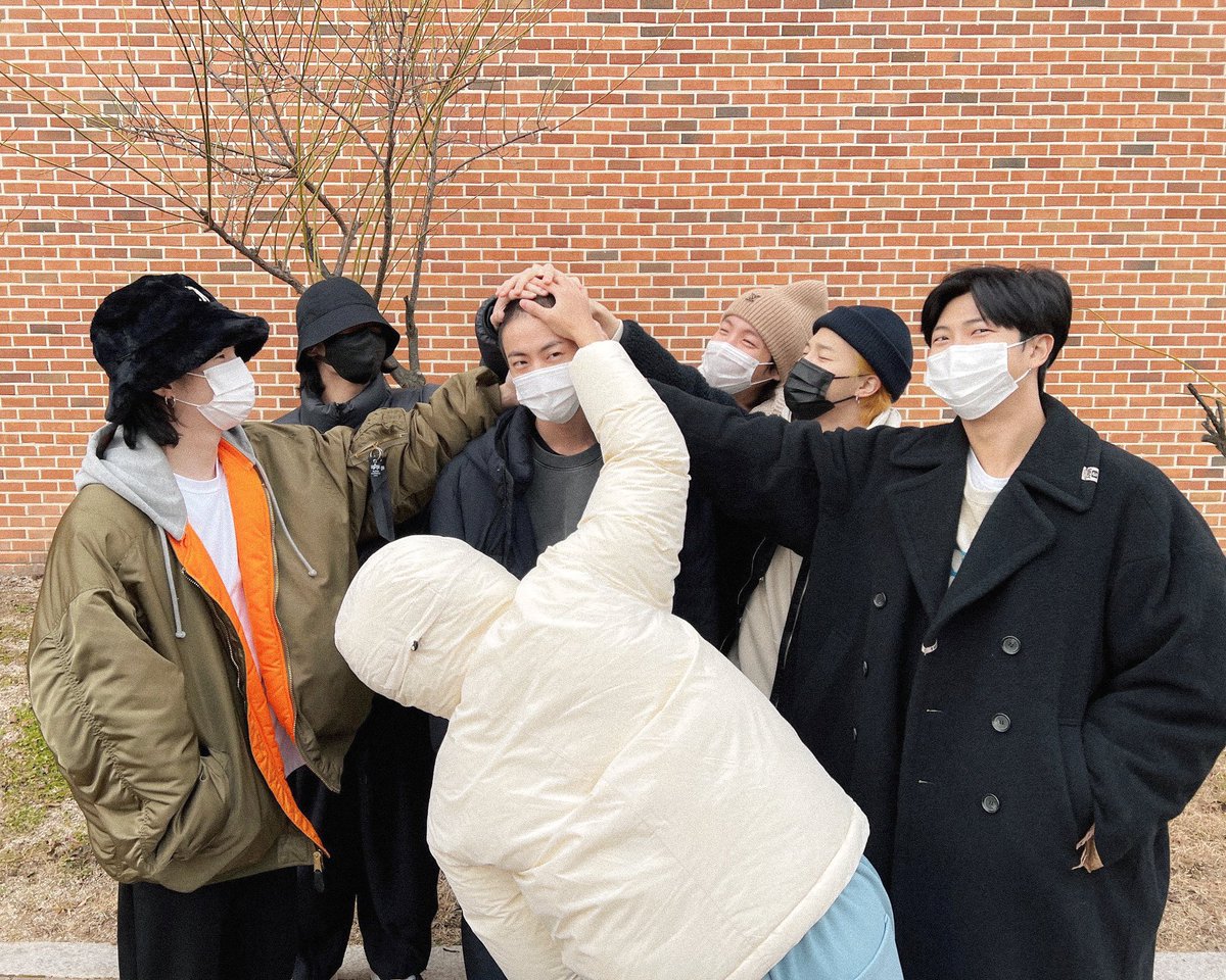 seokjinybae's tweet photo. 2022                                               2024 https://t.co/tko8f6brcu