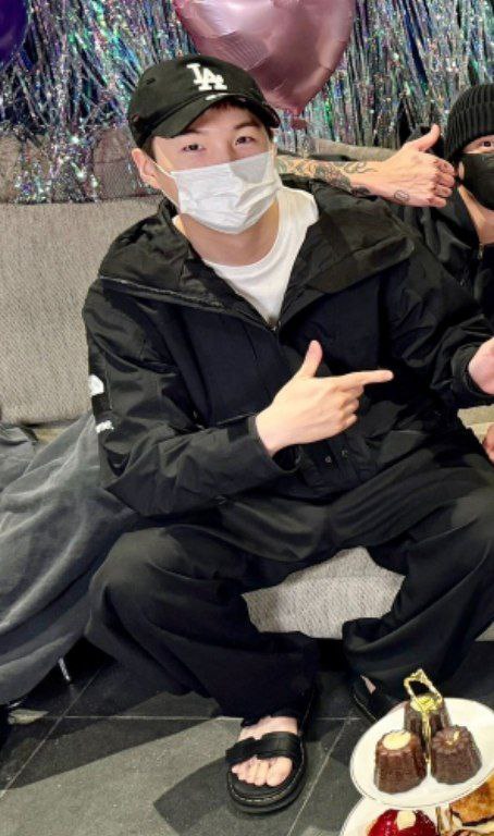 la_bicidenamu's tweet photo. TENEMOS FOTO DE MIN YOONGI, TENEMOS FOTO DE MIN YOONGI. 💜🥹 https://t.co/MIIK94fx6n