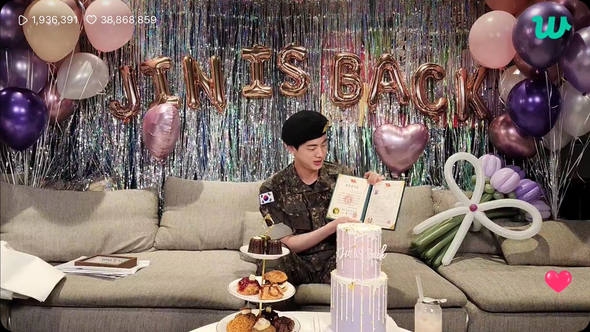 jiniya_love's tweet photo. 석진이가 진짜 좋은 사람이었다는게 다 느껴져
멤버들 모두 휴가써서 나오고
안울기로 약속한 동기랑 후임들도 오열하고
길고 가득한 롤링 페이퍼에 
표창도 7-8개 받구🥲 회사분들도 나와서 축하이벤트해주고ㅠㅠㅠㅠㅠ https://t.co/FFPATUqVTO