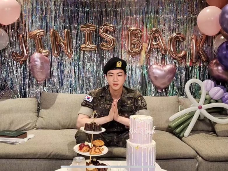 namutws's tweet photo. Espere dos años por este live! Dejen su firma si fueron parte del regreso de Seokjin. 💜 https://t.co/6mFijlaOtL