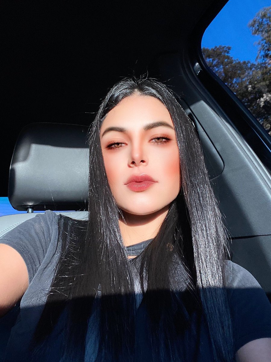 Las chi hoy en día editando su foto jajajajaajajajaja😭😭😭 (es mi amiga la de la foto solo quisimos burlarnos)