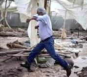 RepublicanoCh's tweet photo. Mientras Piñera se embarraba hasta las rodillas por ayudar al pueblo que sufre. 
El señorito woke de paseo por Europa. ¡Impresentable!
#lluvias #BoricNoSeLaPuede 
#TravestiPolitico #Piñera https://t.co/H9kcQPHhG3