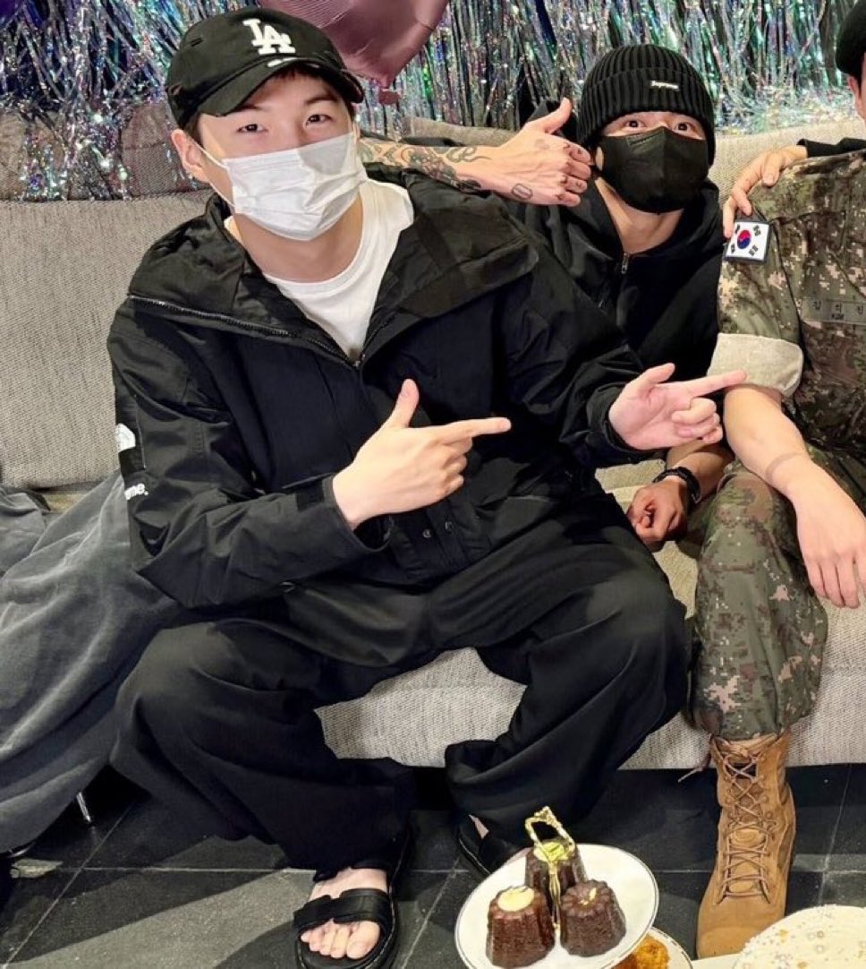 cutelysuga's tweet photo. GODDDD WHEN I COUNTED 7 HEADS https://t.co/XBanJUKqzN