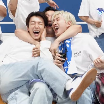 eunhyukietinee's tweet photo. it’s always the middle children 😭 https://t.co/xF6zElGqo9