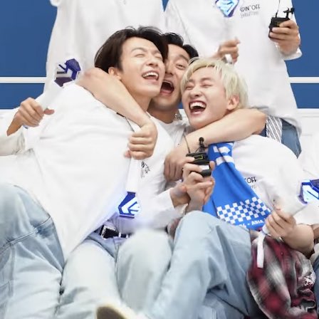 eunhyukietinee's tweet photo. it’s always the middle children 😭 https://t.co/xF6zElGqo9