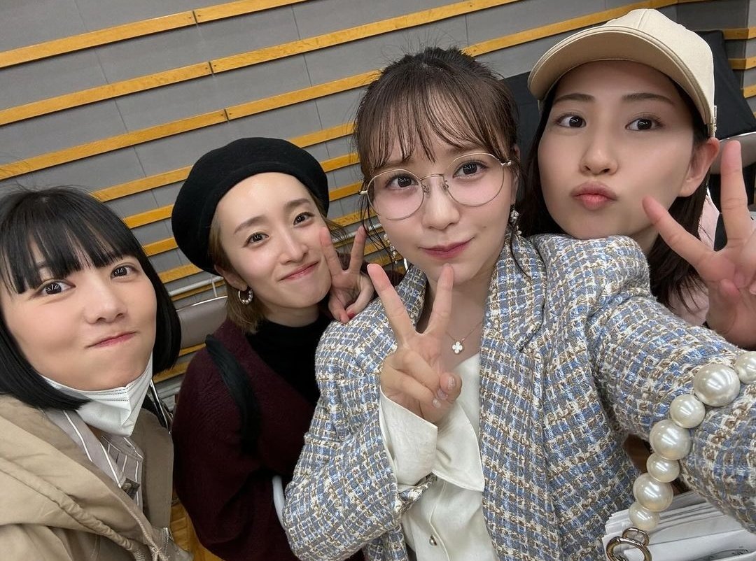 nagekinohina's tweet photo. Atsumina and 2nd gen both posting pics, big day for annoying old gen fans (me) https://t.co/2JKih2Kkr9