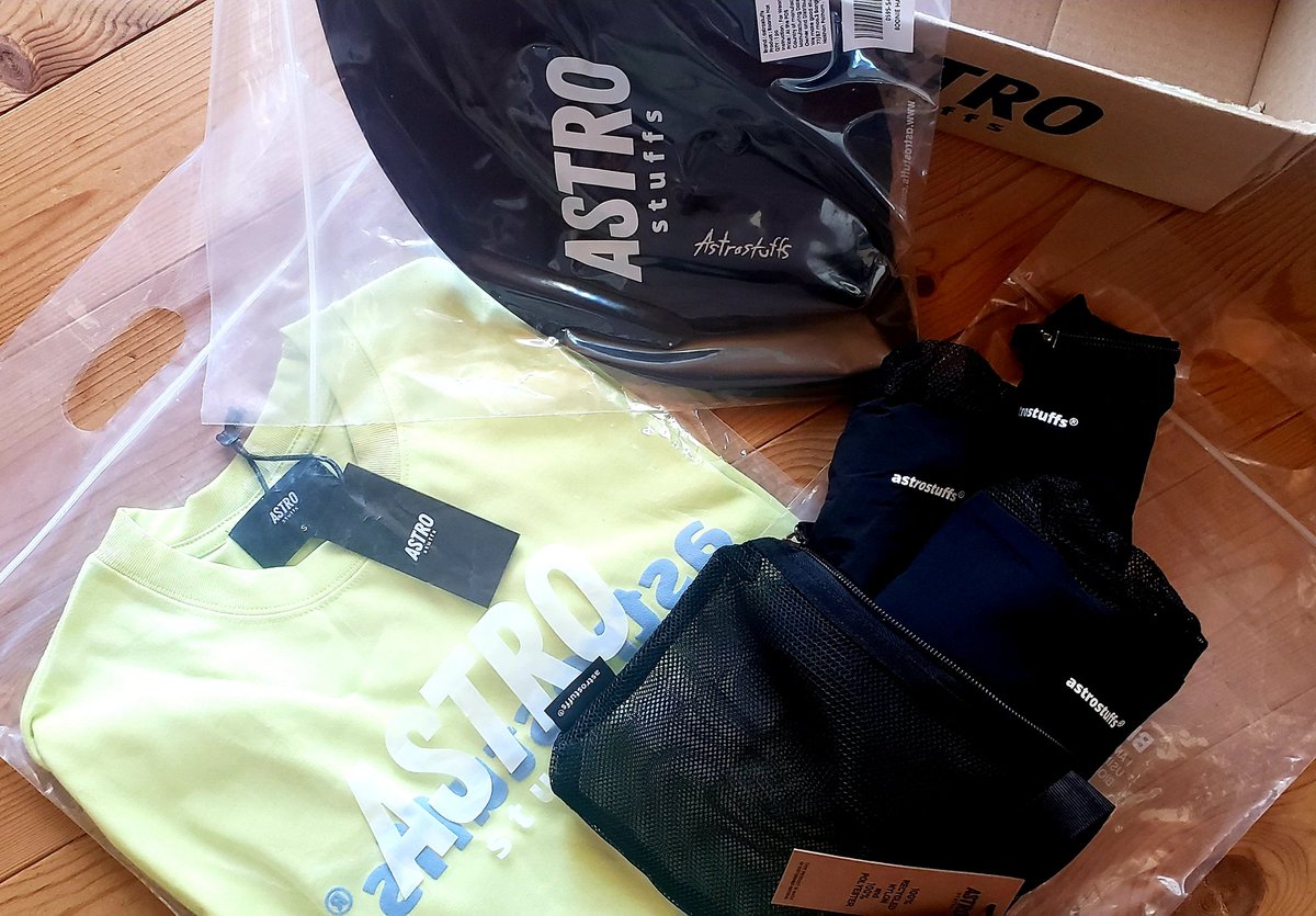 yoshibro_bright's tweet photo. やっと届いた~😆珍しく注文してから時間がかかったけど、無事に届いてなにより🍀
そしてネオンカラーのミラーTの発色が好きだし、ハットもトラベルポーチも気に入った~👍この夏使いまくる!
#SS24FREEDOMCOLLECTION
#TRAVELCOLLECTION
#astrostuffs
#bbrightvc
@Astrostuffs_TH https://t.co/CieyEEpges