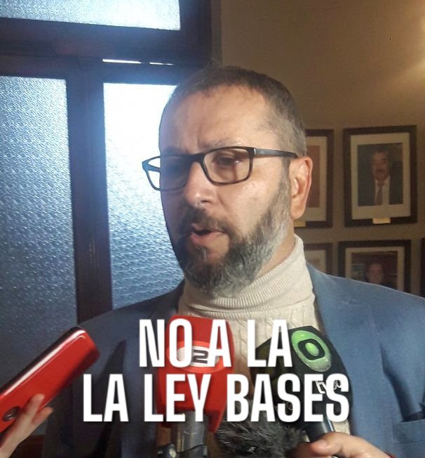 PatoPetrakosky's tweet image. Estimados Senadores:

Nos encontramos en un momento crucial de nuestra historia, en el que sus decisiones moldearán el futuro de nuestra nación. El proyecto de Ley  Bases del presidente Javier Milei promete un cambio radical, pero debemos considerar sus profundas implicaciones.…