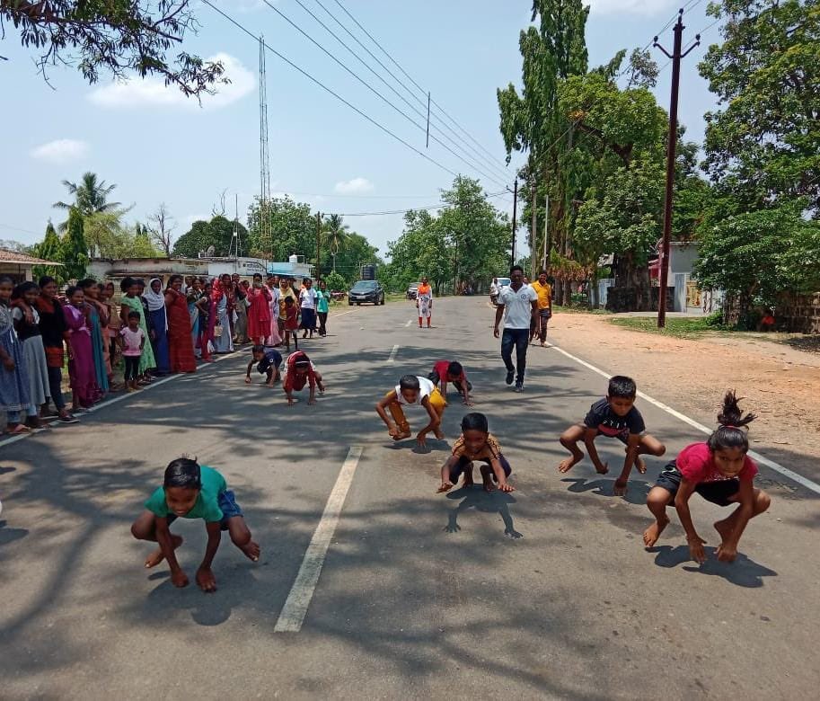 UNICEFIndia's tweet photo. Chhattisgarh believes in the power of play for a healthy mind and body. 🤾🏻‍♀️⛹🏻

Every child deserves the chance to grow through play, fostering creativity, focus, and lifelong skills. @YuvodayBastar 
@ChhattisgarhABC @ChhattisgarhCMO @_NSSIndia @nyksindia 

#ForEveryChild, play
#ItsRightToPlay