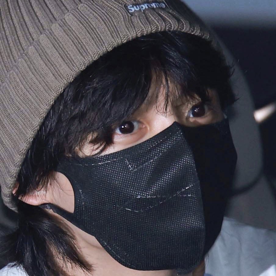 swimsjk's tweet photo. jungkook’s puppy eyes peeking between his beanie and face mask https://t.co/MB4gCM2H95