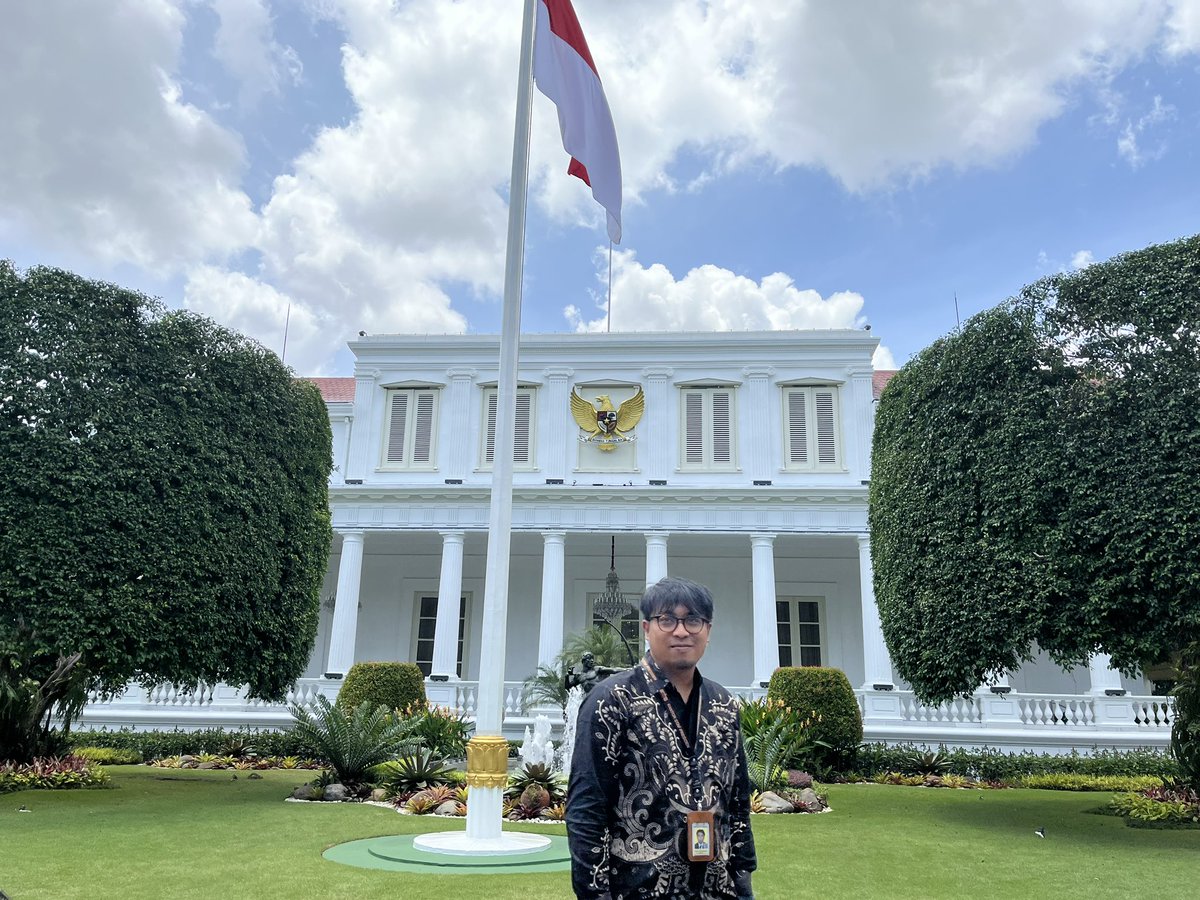 btangguh's tweet photo. This year starting February 2024 I am working in the Presidential staff office as a Tenaga Terampil, learning new things about government, once in my life I have experienced an office in the Indonesian state palace ✌️ https://t.co/Ti5cHJCLEa
