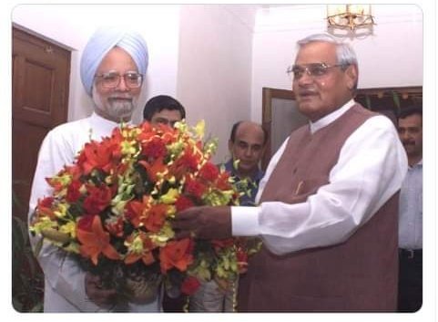 Mrsinha's tweet photo. -Year 2004 : Atal Bihari Vajpayee attends Oath ceremony of Manmohan Singh &amp; congratulates him for his new role

-Year 2024 : Sonia Gandhi's Congress boycotts the oath ceremony of PM Modi, none from Congress congratulates him

Guess who's hailed as democracy champion? https://t.co/bfGHR4H2Wo