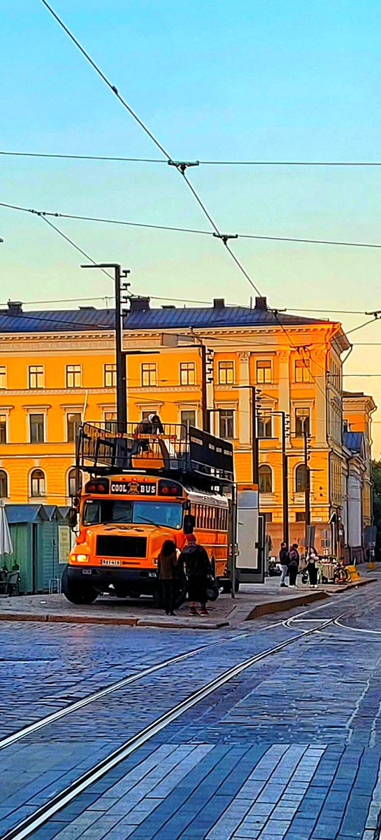 markomainio's tweet photo. Oletko nähnyt tällaista amerikkalaista koulubussi a Helsingissä? 🚍 Kyseisessä koulubussissa lukee 'Cool Bus'.
Itse olen sen muutaman kerran bongannut. Kuvassa se sijaitsee Senaatintorilla.
#schoolbus #coolbus #helsinki #landscape https://t.co/INWtx90WWU