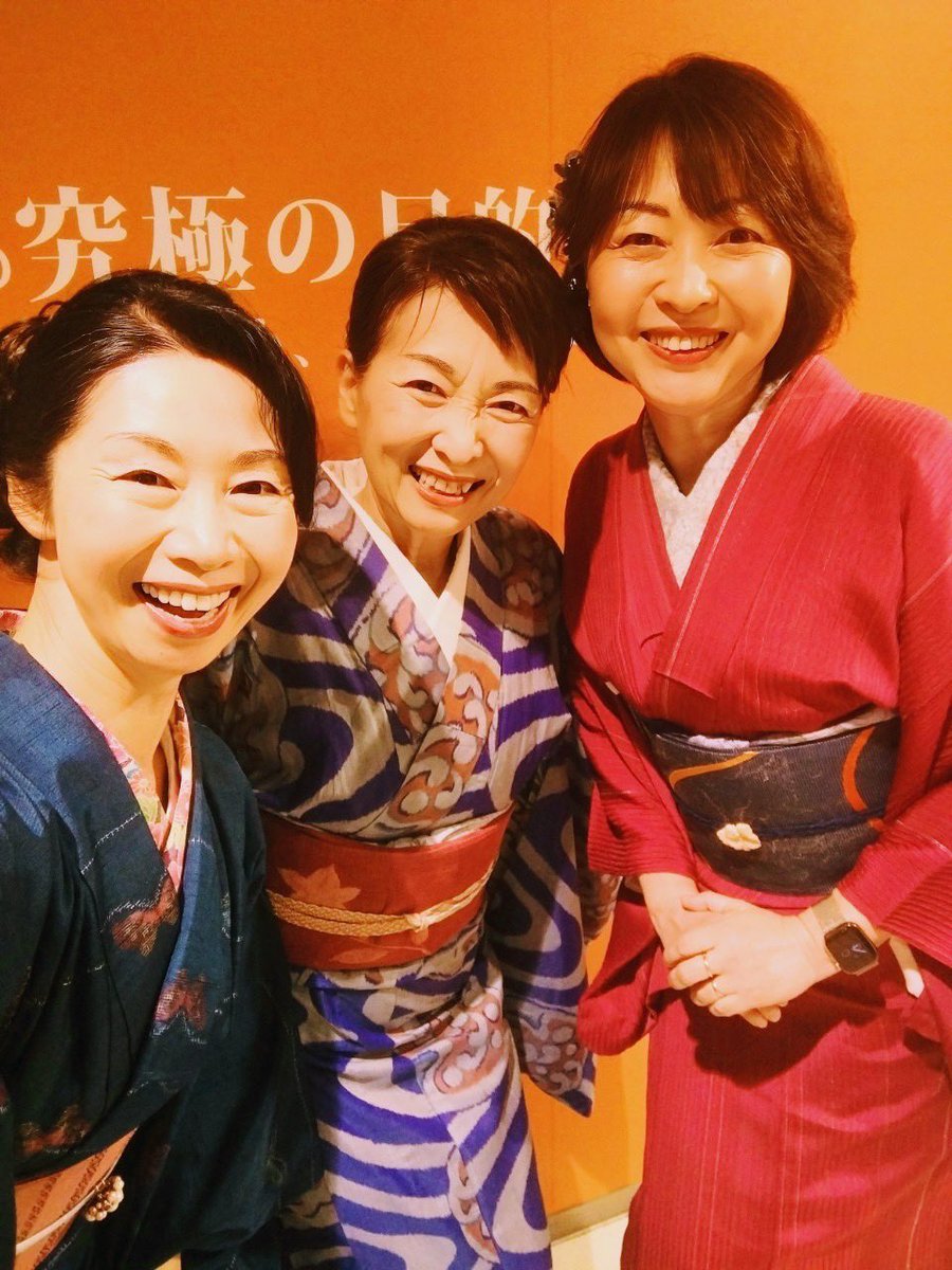 melodymsa's tweet photo. 昨日の名古屋モード学園
授業後のPhoto Time

フラメンコダンサーのやっちゃん
姿勢が素晴らしい✨

シルキー先生と私は
アンティーク着物
鮮やかな発色と
柔らかな着心地がイイんです💓 https://t.co/iHQEM9WAAp