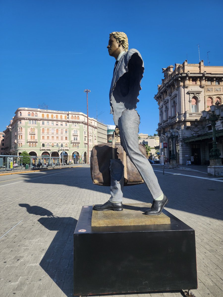 SzFjyvDnhI98165's tweet photo. 【思い出】
🇮🇹 #ジェノヴァ で見た彫刻です。どうやらモロッコ・フランスの彫刻家でブルーノ・カタラーノ(Bruno Catalano、1960年生まれ)さんという方が作られたそうです。人体の大部分が欠けた彫像を作ることで有名らしいですね😄
#PiazzaFerrari
#GenovaBrignole
https://t.co/7OF6jHN2ZB https://t.co/h0mOdoGvyf