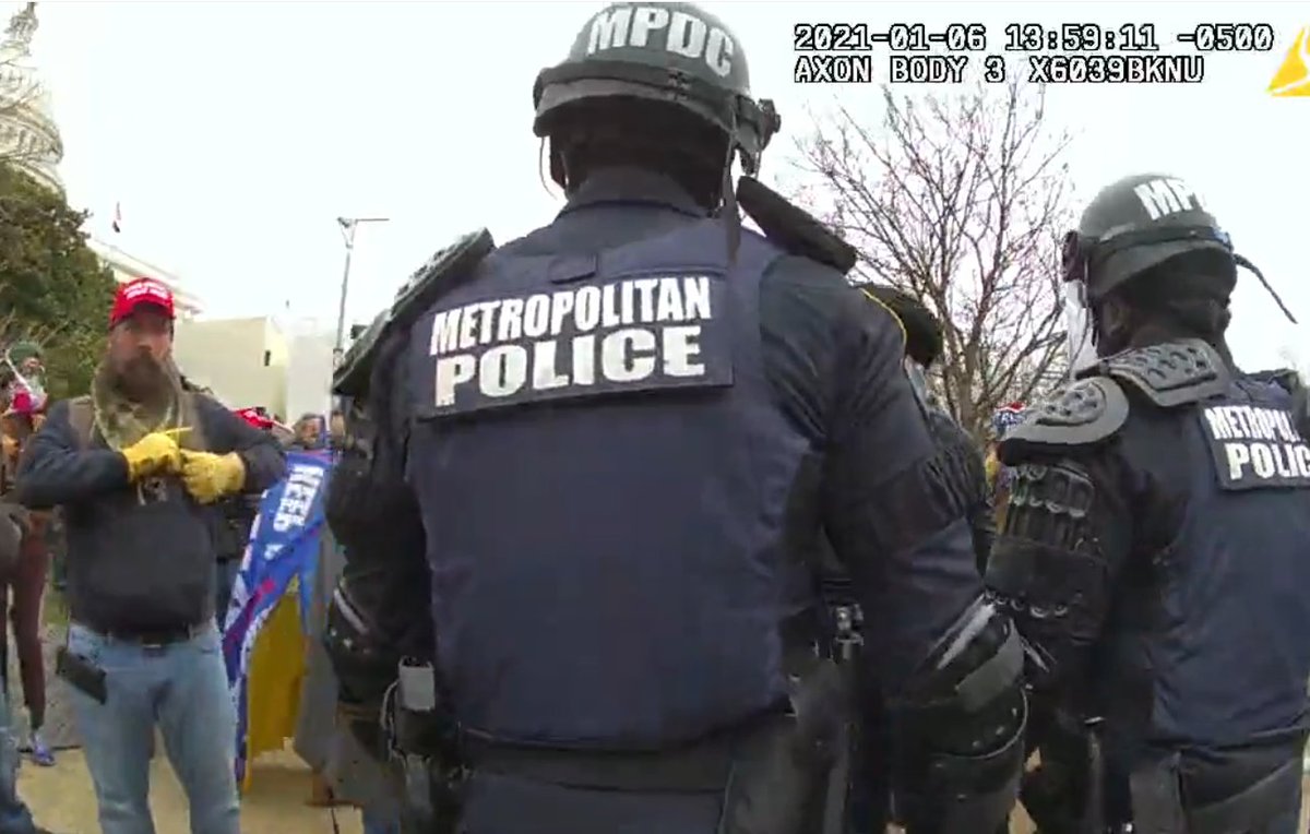 AmericanSummer4's tweet image. These #yellowgloves must be super warm. Maybe all these guys are ranch hands? Or maybe the cavalry? Maybe it's nothing? If we observe the people at Trump's speech (who were mostly peaceful legit Americans Im certain) would they too be wearing these amazing yellow leather gloves?