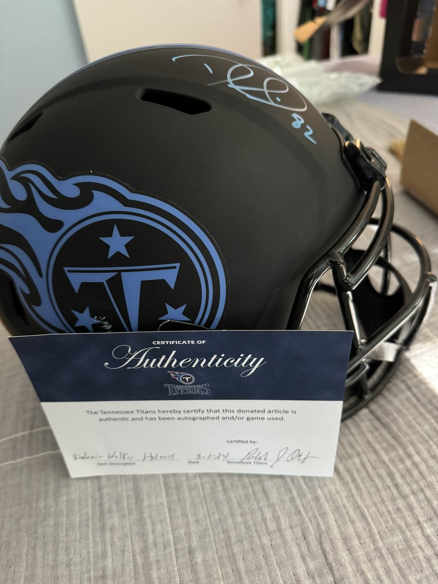 🚨🚨#ScoobsGiveaways 🚨🚨

Alright Titans fans last day of camp so lets do a Giveaway I have a signed Delanie Walker full size helmet with letter of authenticity that i bought from the Titans foundation so 
Follow 
Retweet 
Tag a Titans fan 
Picking the winner Saturday night 
And