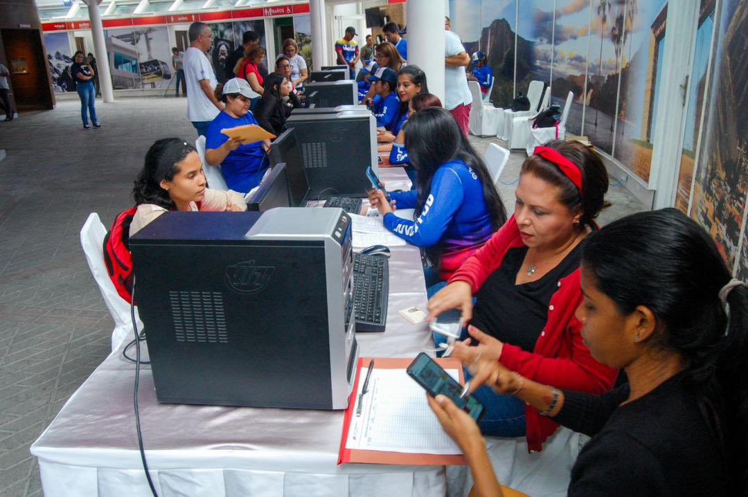 AdolfoP_Oficial's tweet photo. #11Jun La Feria de Oportunidades de Estudios 2024 reunió a 23 universidades para orientar a jóvenes del estado Lara que optan ingresar a las casas de estudios mediante el Sistema Nacional de Ingresos. 

Aún puedes asistir mañana a la Flor de Venezuela y conocer las diferentes áreas de estudio.