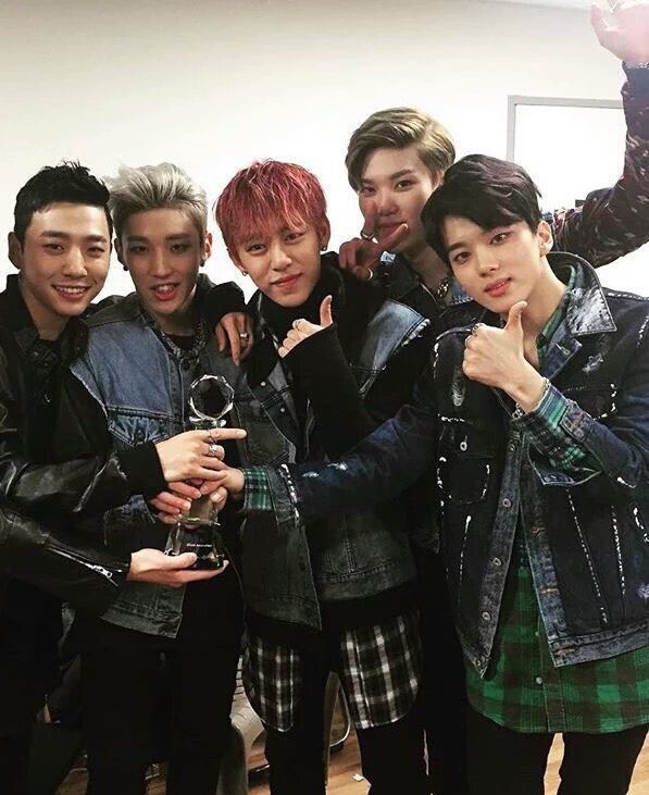 mangoarchives's tweet photo. “and after all this time,,, im still into you”

#AgainTogetherWithBAP 🥹💚 https://t.co/0kdsO4sBhA