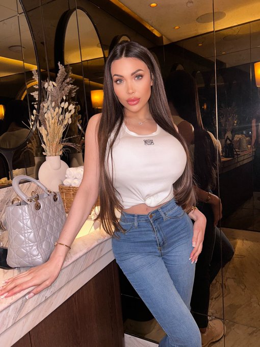 Do you think jeans suits me? ? https://t.co/OtlOfcPxqo https://t.co/md6jHVQ98T