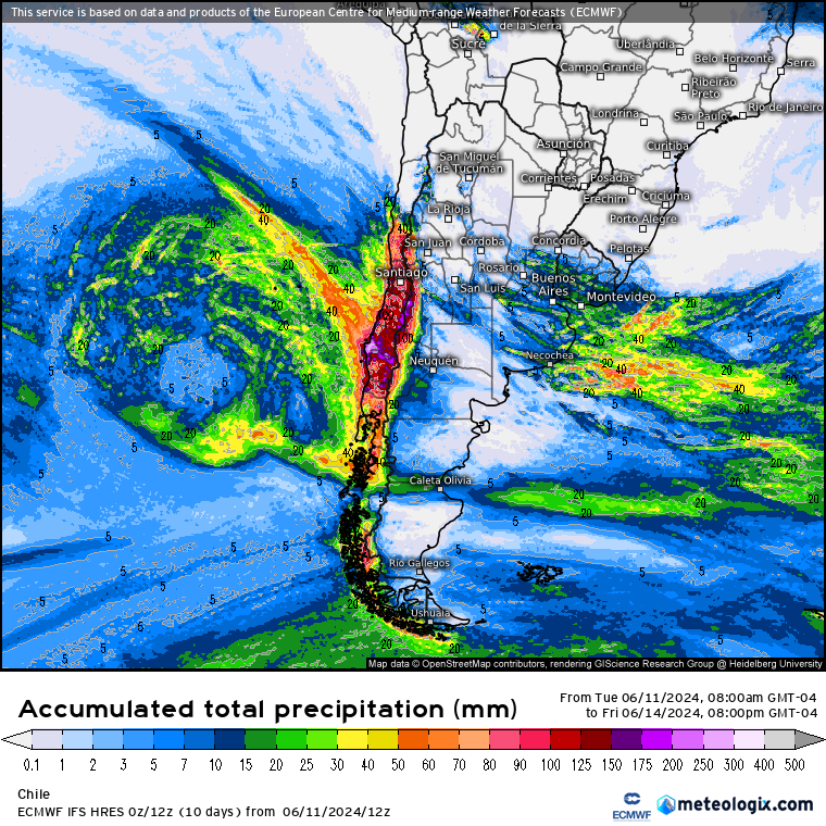 EdoWeatherman's tweet photo. Alerta por intenso temporal entre Coquimbo y Los Lagos. Río atmosférico categoría 4-5 puede potenciarlo.

Este miércoles un gran evento de lluvia y viento afectará desde Maule a Los Lagos, llegando en la noche a O'Higgins y costa de Valparaíso y en la madrugada del jueves a toda la zona central, incluyendo región Metropolitana. El jueves durante el día alcanza la región de Coquimboy el viernes parte sur de Atacama (Vallenar). 
Este temporal trae las siguientes características.

1. El peak se dará entre noche de miércoles y jueves, ese día alta probabilidad de ⛈️ en toda la zona central. Habrá algunas pausas y momentos de lluvia intensa, eso hasta el viernes por la noche. Puede haber otros periodos de lluvia intensa la noche del jueves o parte del viernes.
2. Este evento viene con un río atmosférico categoría 4-5, las categorías más altas y peligrosas de la escala, esto significa que habrá un gran aporte de humedad y potencia a la lluvia, pero además aumenta los riesgos de inundaciones severas y repentinas.
3. El viento tendrá ráfagas de 70-90 km/hr en la costa de la zona central, no descartando los 100 km/hr en alguna ciudad costera.
4. La isoterma estará disminuyendo desde 2600 msnm a 1800-2100 msnm.
5. Se proyectan marejadas con olas de 4-5 metros, junto al viento causarán daño en el borde costero entre Coquimbo y Biobío.
6. La gran actividad convectiva puede ocasionar fuertes ⛈️ el jueves y posibles trombas marinas y/o tornados en sectores de Maule, Ñuble, Biobío y Araucanía el jueves.

Montos por regiones.
Sur de Atacama. 1-10 mm.
🟠Coquimbo. 25-50 mm en provincia de Elqui y 45-80 mm provincias de Choapa y Limari.
🔴Región de Valparaíso. 90-130 mm en la costa y 70-110 mm en sectores interiores y cordilleranos.
🔴Región Metropolitana. Comunas del poniente 70-110 mm, Santiago 60-100 mm y comunas del oriente 65-105 mm.
🔴Región de O'Higgins. Costa 85-125 mm, interior 70-100 mm.
🔴Región del Maule. Costa 80-120 mm, interior 70-110 mm.
🔴Región de Ñuble. 80-120 mm.
🔴Región del Biobío. 90-130 mm.
🔴 Región de La Araucanía. 90-130 mm.
🟠 Regiones de Los Ríos y Los Lagos. 80-120 mm.

🟠 Posibilidad media de inundaciones y daños ocasionales por la lluvia y/o viento.
🔴 Posibilidad altísima de inundaciones, daños y complicaciones a la población.

Entre región de Valparaíso y Los Lagos puede caer más agua de lo proyectado, esto por acción del río atmosférico y la posibilidad de tormentas eléctricas.

Un nuevo evento se proyecta para la próxima semana, pero de eso hablaré el jueves.
