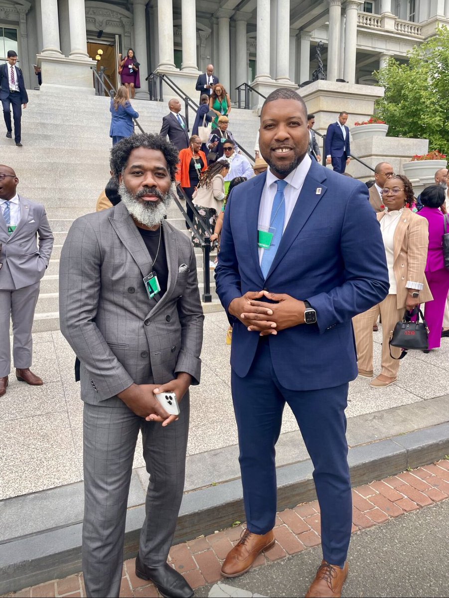 MrRDPierce's tweet photo. I love this photo from White House! 🔥🔥🔥🔥
The mayor of Enfield @mondalerobinson and the mayor of Durham @LeoForDurham !
Both Halifax County natives! ✊🏾💪🏾
#halifaxcountync #blackmayors #enfieldnc #BullCity #nc27 https://t.co/aDPVFoEQRa