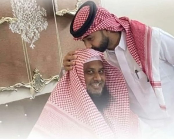 alosami01's tweet photo. نُبارك للأستاذ محمد الحسن المعشي بمناسبة تخرج ابنه الحسن من الكلية التقنية العالمية برتبة مهندس طيران ، راجين الله عزّ وجل له بمزيداً من التفوق والنجاح . https://t.co/JEFfxA3F3P
