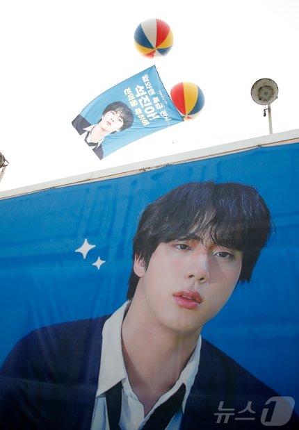 554bts's tweet photo. さすがだよ、ARMY😭✨👏🏻
　↓↓

ARMYが「現場訪問を控えてほしい」というBigHit の要請を守った
https://t.co/nQmePezkFg

現場には午前6時頃から取材陣が続々と集まったが、ARMYの姿は見られなかった。
ARMYは所属事務所の要請を守り訪問しない代わりに、現場に様々な横断幕、風船などを設置し���。 https://t.co/nhXr9IIZ28