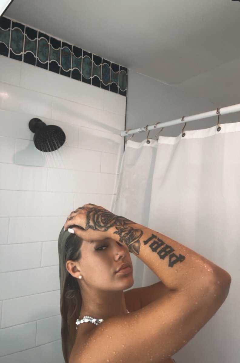 MaeLynn04's tweet photo. Come play in the shower with me!!💋💦 https://t.co/taxSFDK0cE