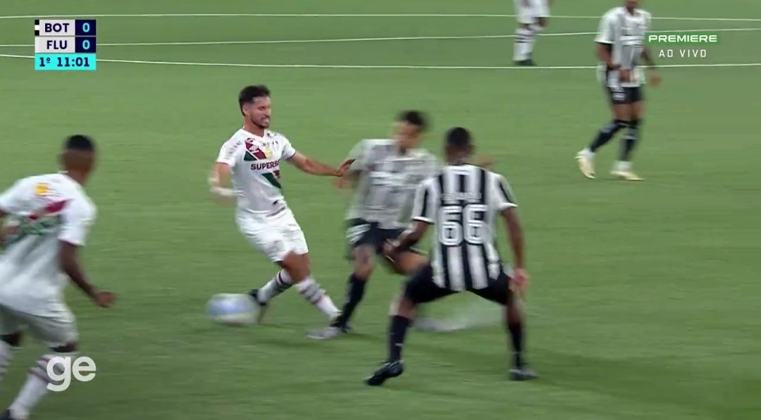 zonadeclubismo's tweet photo. O Brasileirão para uma semana e meia e já volta como????? 

Com tentativa de assassinato não punida com expulsão

QUE SAUDADE EU FIQUEI DE VOCÊ, BRASILEIRÃO https://t.co/6V66xPANAa