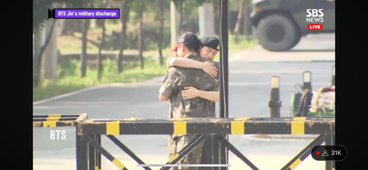 ELE CHORANDO
OS AMIGOS DELE CHORANDO 
E EU CHORANDO JUNTO