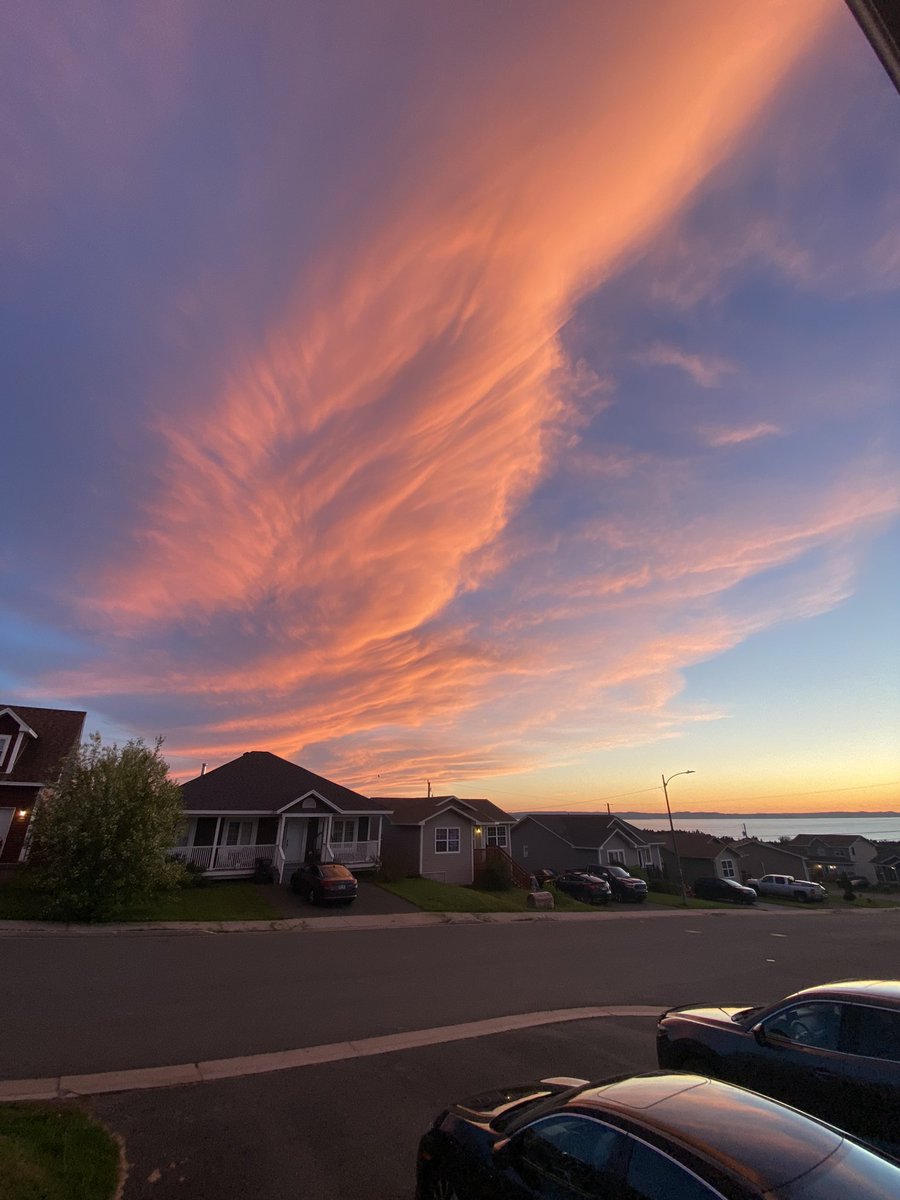 simmmer's tweet photo. @EddieSheerr pretty neat cloud formation tonight in @TownofCBS https://t.co/vMzr8rPzOT