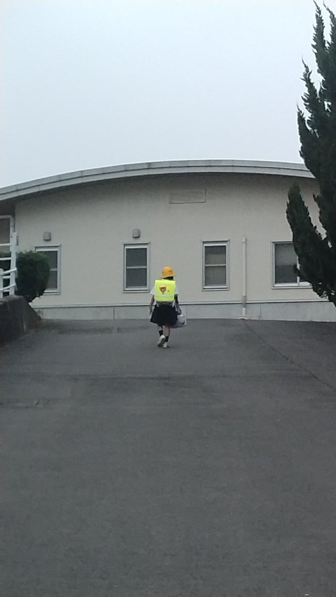 KoheiMatsuuchi's tweet photo. おはようございます。
小1の娘と登校👣
日直だからと、張り切って行きました❗途中から一人で歩く後ろ姿が、だんだんたくましく見える😭
そのあと、交通指導員の方と交通立哨🏳登校してくる子どもたちからパワーをもらいます🎵
今日も一日頑張りましょう����

#小学校
#登校
#曇り空
#交通立哨 https://t.co/6jhZ5yYVlH