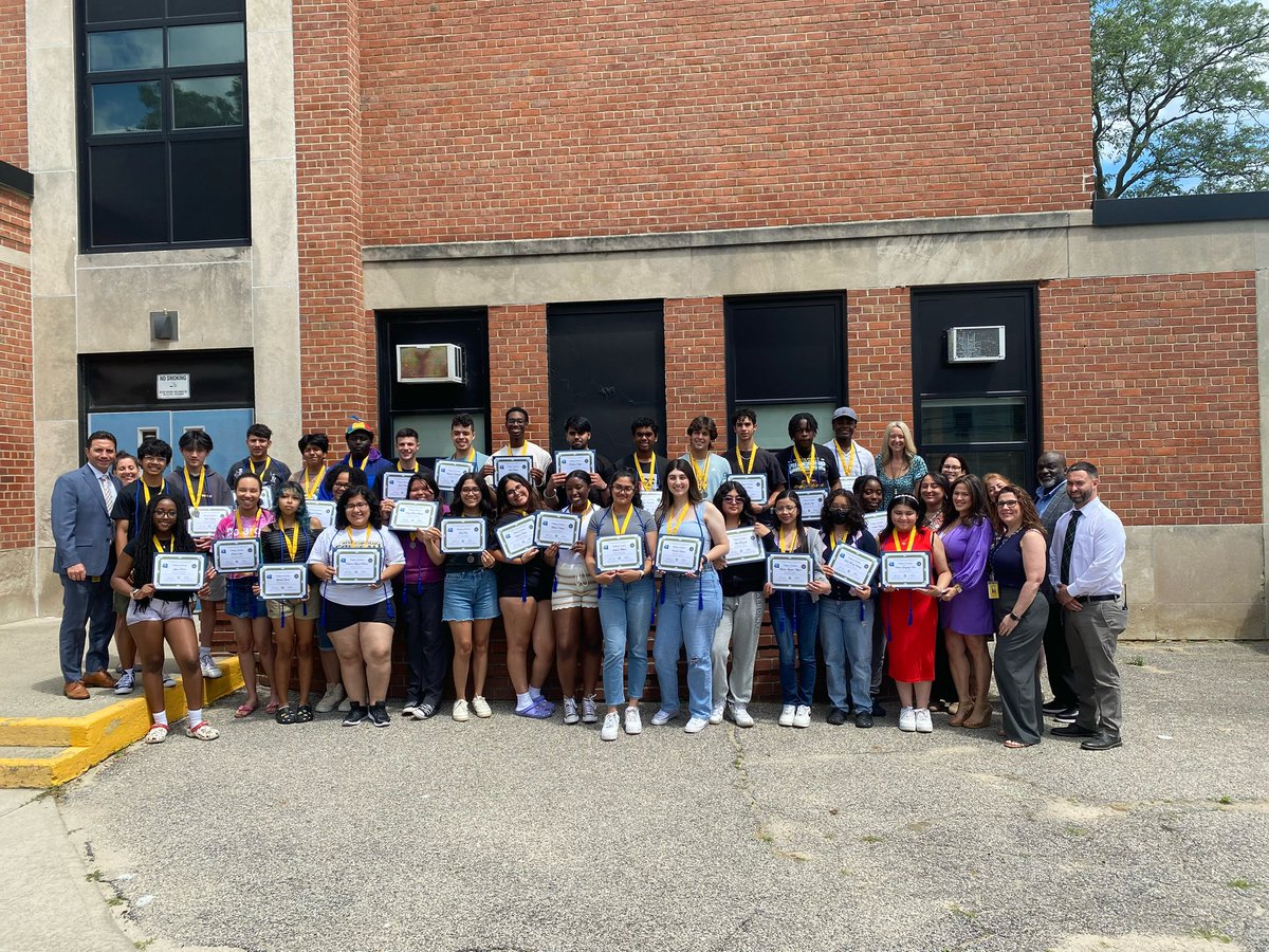 WH_ENL's tweet photo. Another great day! We celebrated our NYS Seal of Biliteracy Recipients! Spanish Italian French and Punjabi! Proud of this group! What a beautiful day and the celebrations were well deserved 🎉🥳❤️@WhufsdRams @wh_secondary @BiliteracySeal #sealofbiliteracy #ellscan https://t.co/NtGgK5utZt