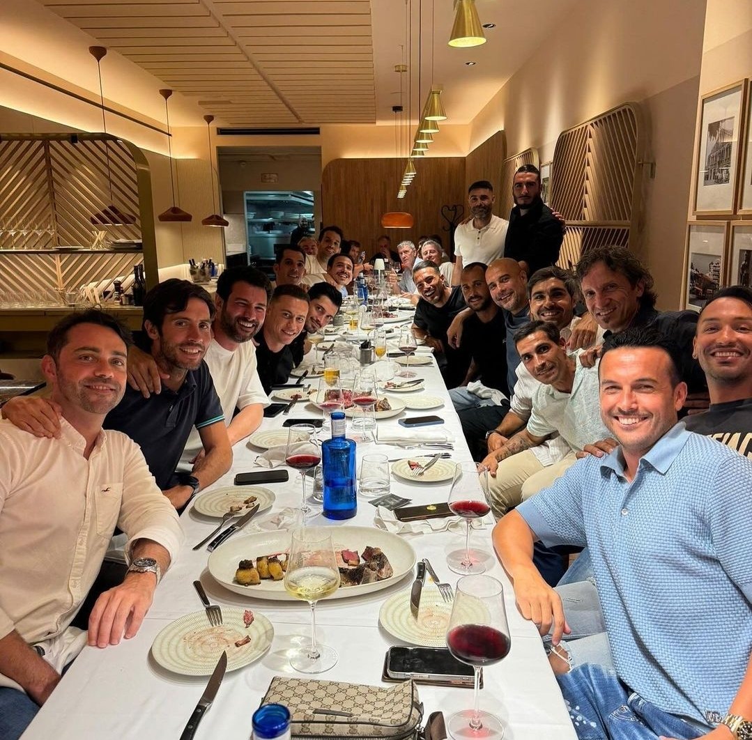 David23Liz's tweet photo. Un club belge est plus "représenté" que les autres sur ce cliché barcelonais... Lequel? #Barcelona #Barça https://t.co/WEzuw7LG6Y