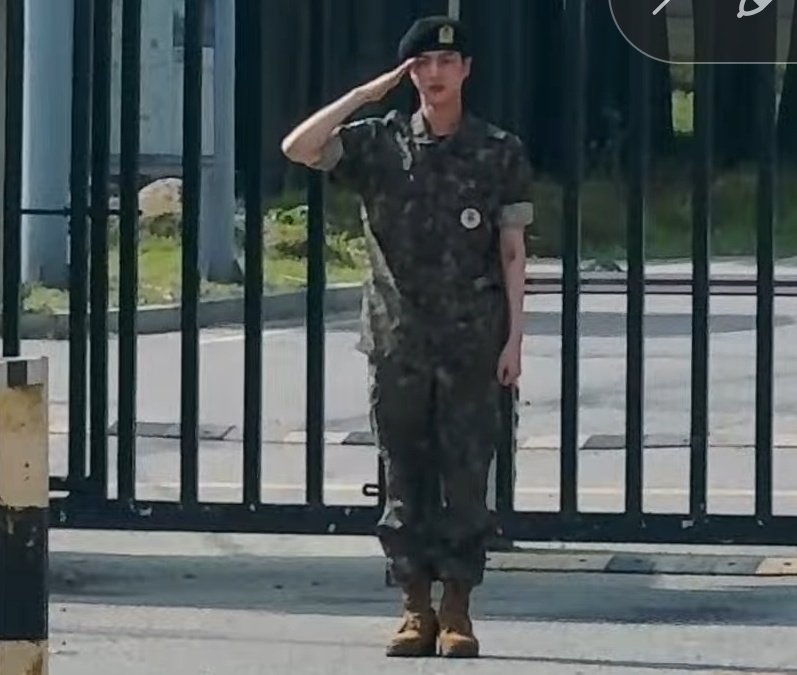 BTS7anpanman's tweet photo. MDS É REAL, É O SEOKJIN, ELE SAIU, NOSSO SEOKJIN ESTÁ DE VOLTA E OS MENINOS FORAM RECEBÊ-LO 😭😭😭😭

JIN JIN JIN
KIM SEOKJIN IS BACK 
#WelcomeBackJin #WelcomeHomeOurAstronaut https://t.co/OhyABE0GOz