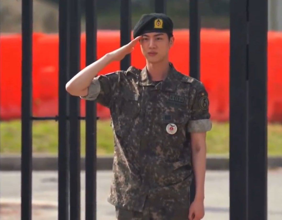 hourjinnie's tweet photo. And this was elite warrior and assistant instructor, Sergeant Kim Seokjin. 

Welcome Back JIN 🥹🥹🥹🥹🥹

JIN JIN JIN 
KIM SEOKJIN IS BACK
#WelcomeBackJin
#WelcomeHomeOurAstronaut
#TheAstronautHasLanded https://t.co/jNDd3Iz0bH