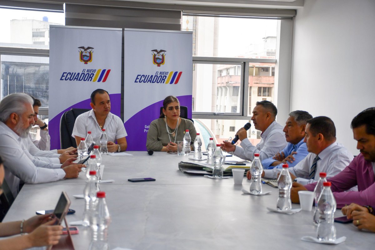 GoberElOro's tweet photo. En #Machala se llevó a cabo una reunión de seguridad interprovincial, presidida por la ministra de @MinInteriorEc, Mónica Palencia, junto al Gdor. @jimmyblacio_ec y los gobernadores de #Guayas, #LosRíos,#Azuay, #SantoDomingo y #Cotopaxi.

@DanielNoboaOk

#ElNuevoEcuadorResuelve🇪🇨 https://t.co/6ypohS2UwE