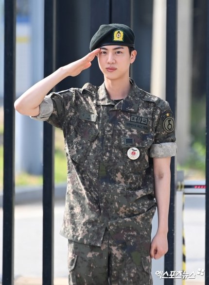 theJINPRlNT's tweet photo. HD PHOTO OF KIM SEOKJIN'S SALUTE 😭 https://t.co/BqgfSNC3J7